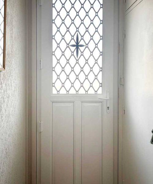 Porte d'entrée avec vitrage décoratif