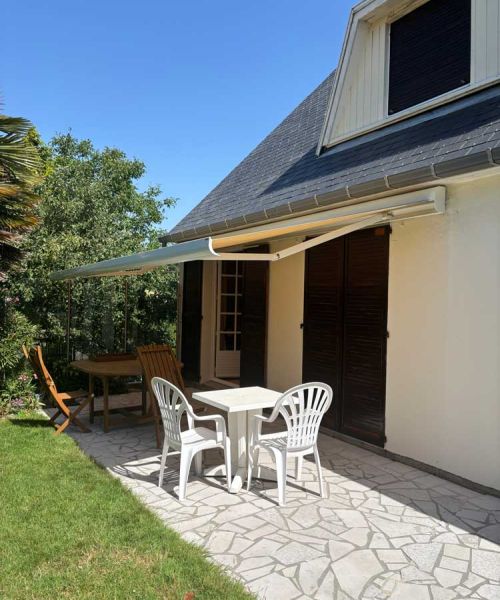 store banne sur terrasse d'une maison individuelle